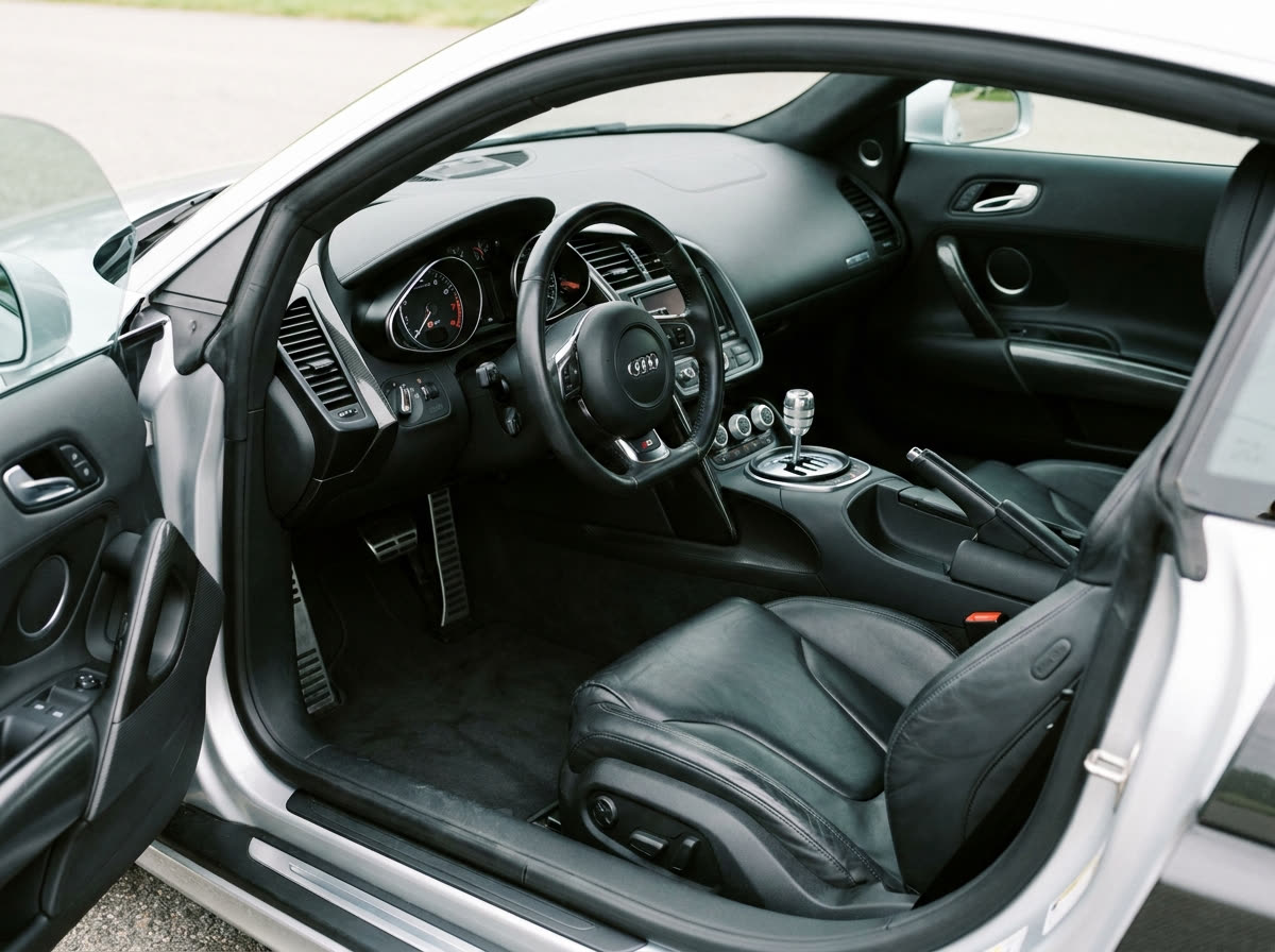 Intérieur Audi R8 : grille de boîte mécanique apparente en aluminium et habitacle cuir