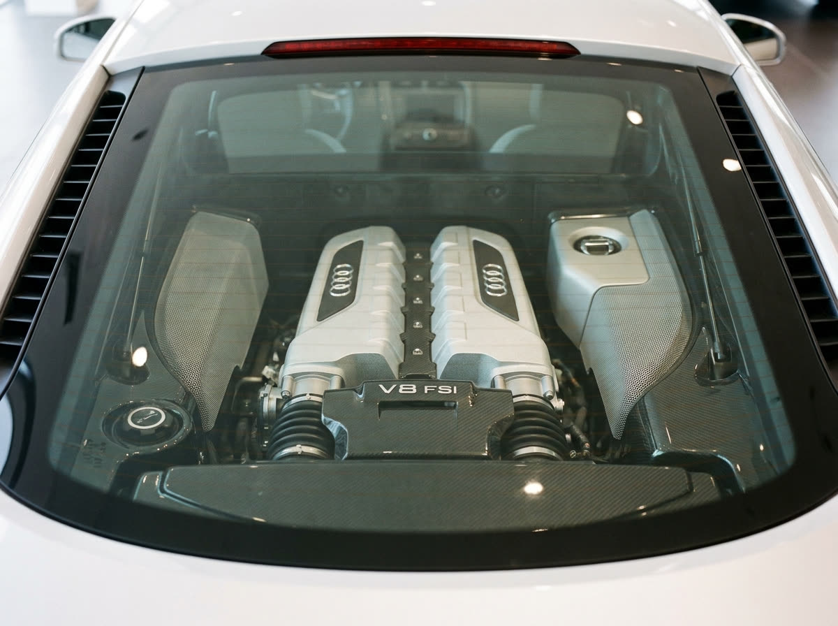 Moteur Audi R8 : V8 4.2 FSI sous la vitre arrière avec éclairage de baie moteur
