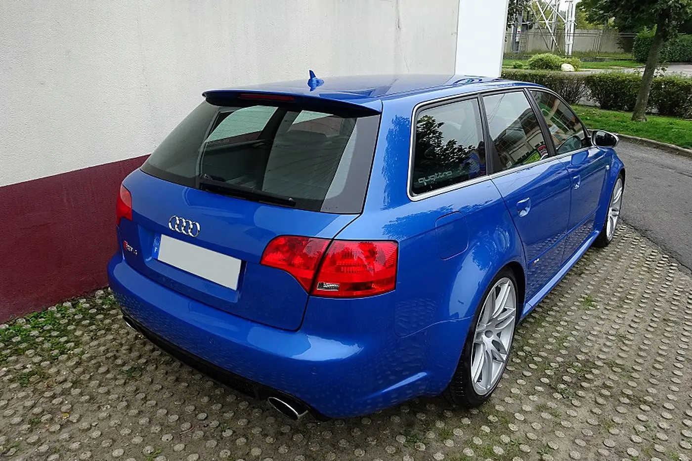 Audi RS4 B7 Avant bleu Sprint de trois quarts arrière, becquet de toit et sorties ovales