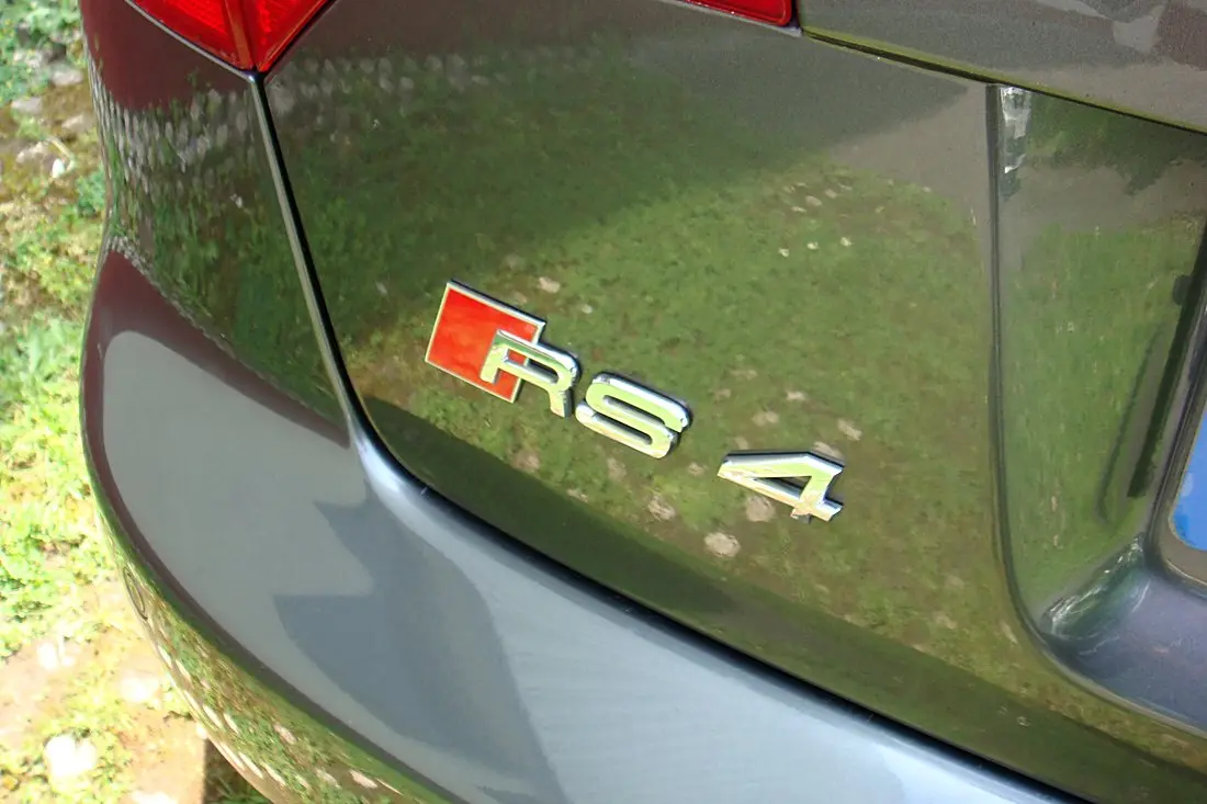 Badge RS 4 sur le hayon d'une Audi RS4 B7 grise