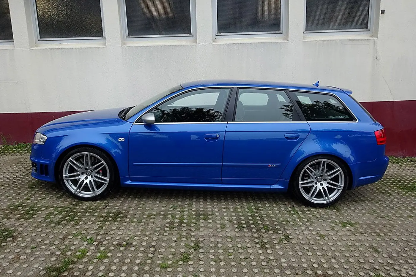 Audi RS4 B7 Avant bleu Sprint de profil, ailes élargies et jantes 19 pouces
