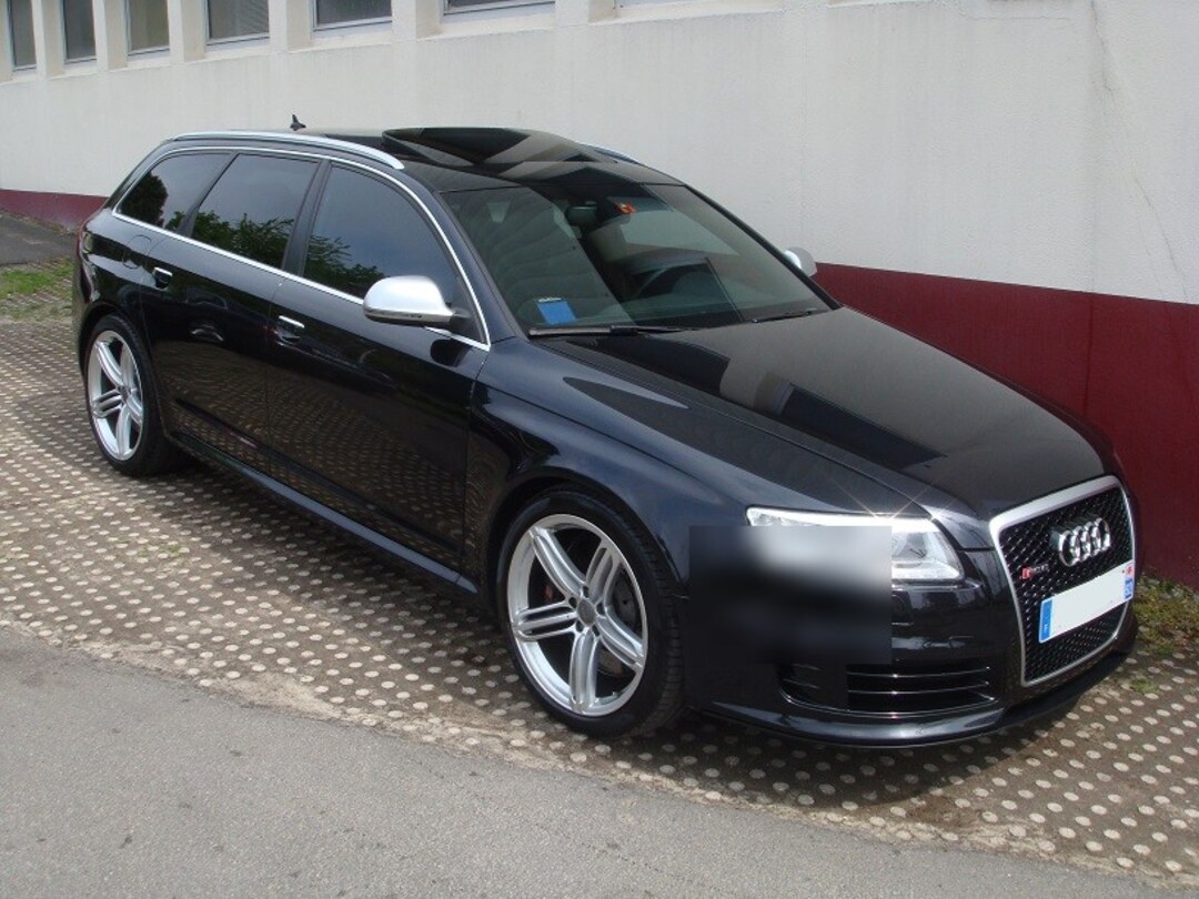 Audi RS6 C6 Avant noire de trois quarts avant