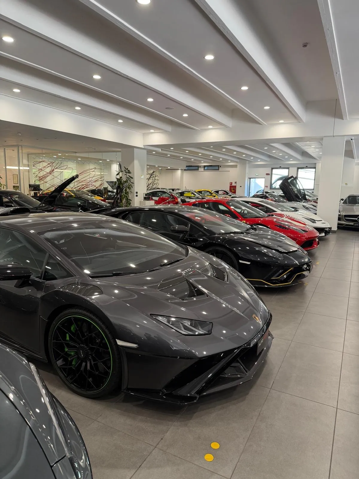 Le showroom Auto Vergiate : supercars et modèles de collection réunis