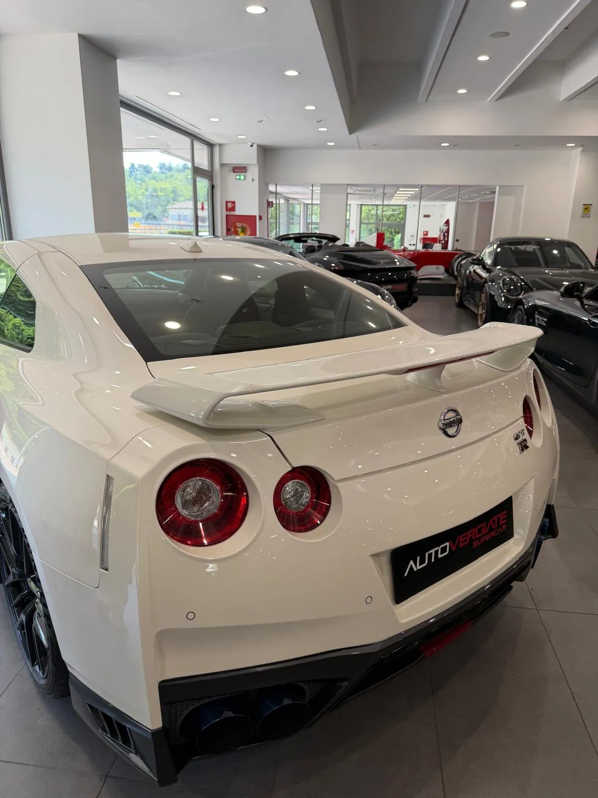 Nissan GT-R blanche