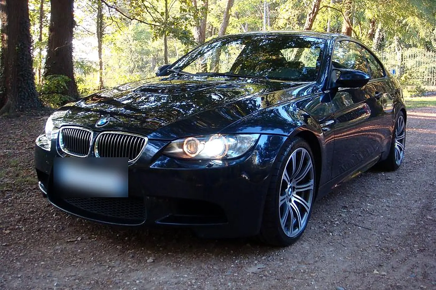BMW M3 E92 bleu nuit de trois quarts avant — photo réelle