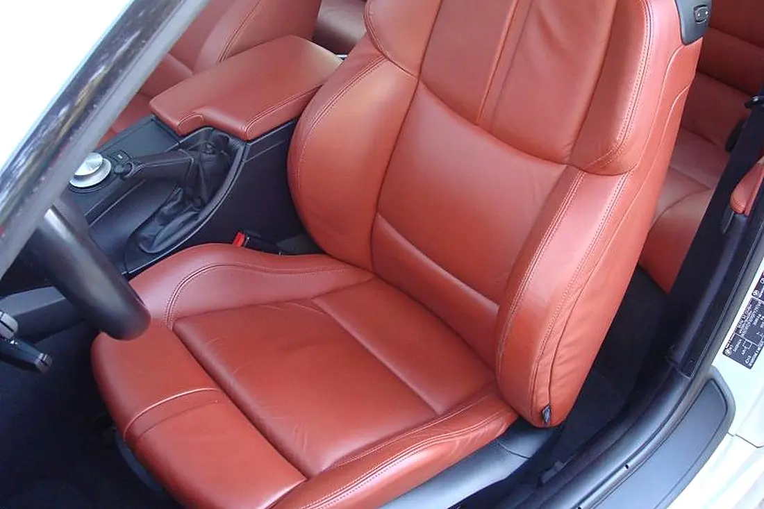 Siège sport cuir rouge d'une BMW M3 E92