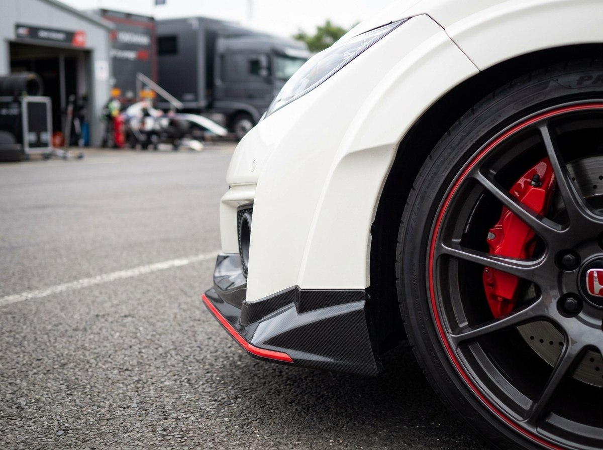 Détail Civic Type R FK2 : badge Type R rouge sur la calandre et jante 19 pouces