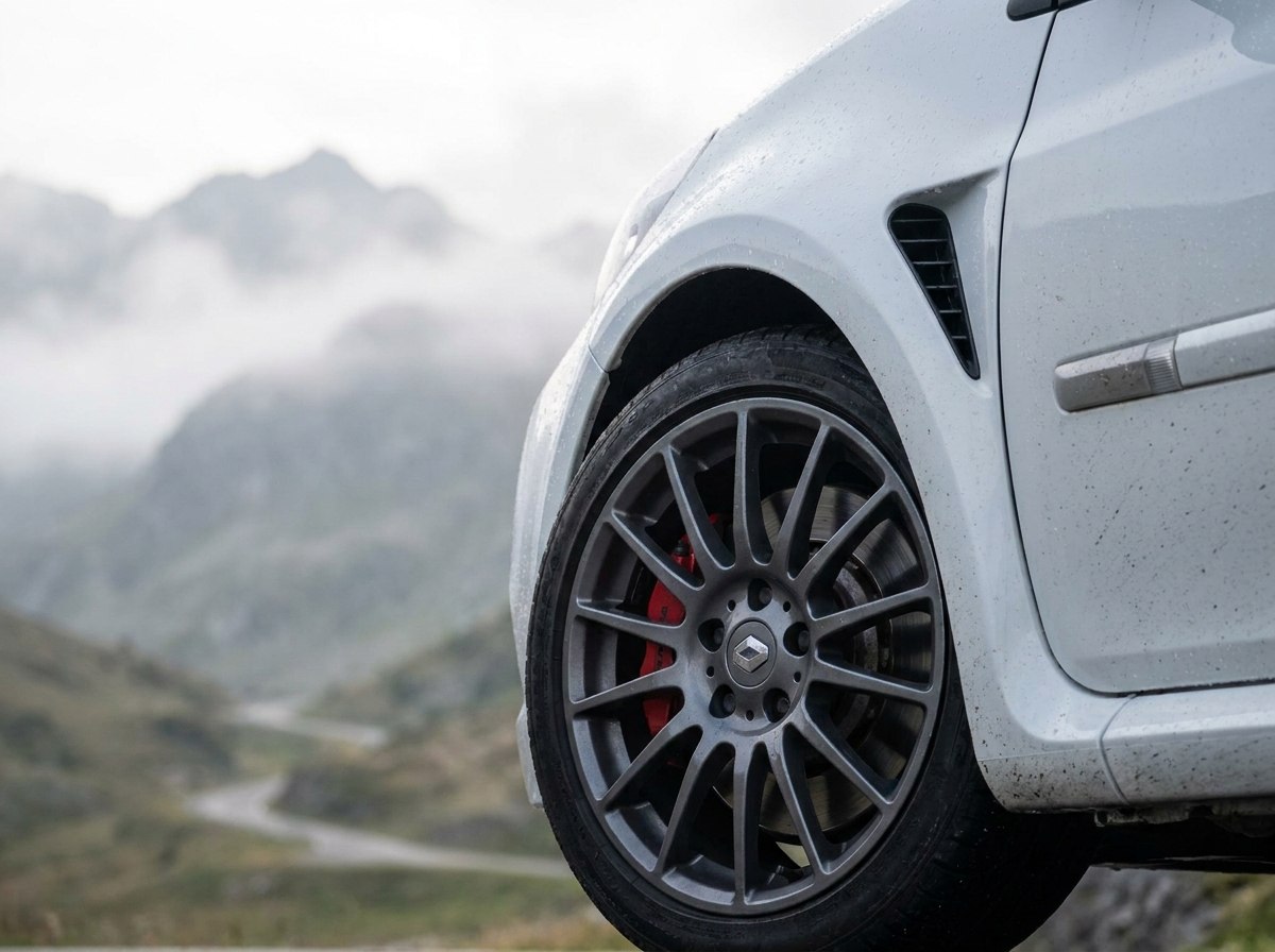 Détail Clio 3 RS : aile avant élargie et jante anthracite avec étrier rouge
