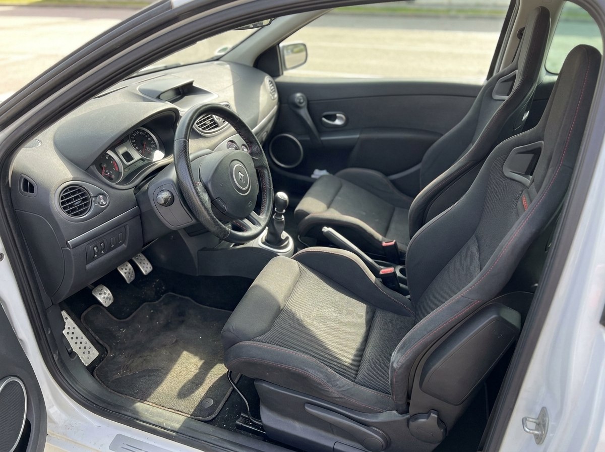 Intérieur Clio 3 RS : sièges Recaro, pédalier alu et volant perforé