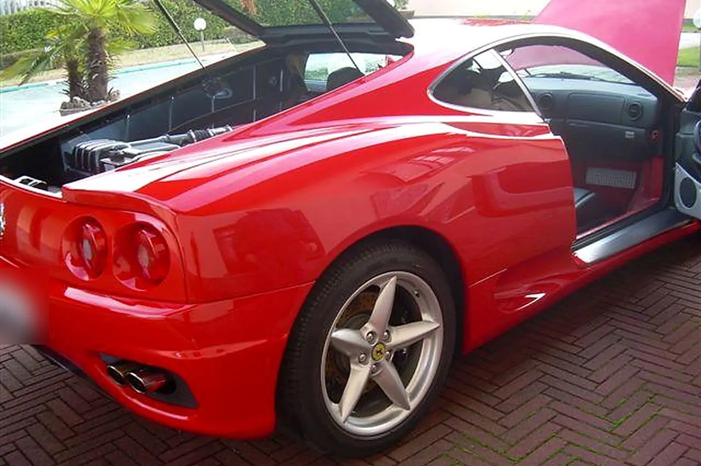 Ferrari 360 Modena rouge de trois quarts arrière, portière ouverte, jantes 5 branches