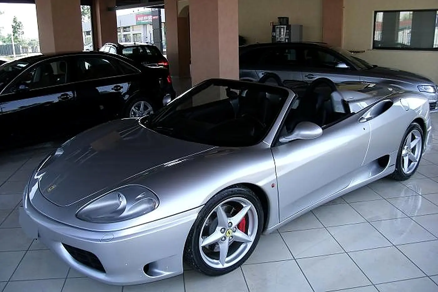 Ferrari 360 Spider gris argent de trois quarts avant — photo réelle