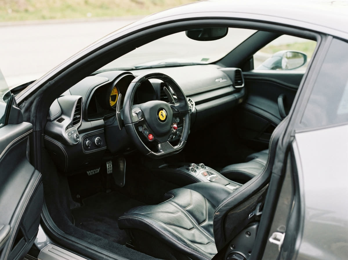 Intérieur Ferrari 458 : volant avec manettino et compte-tours jaune central