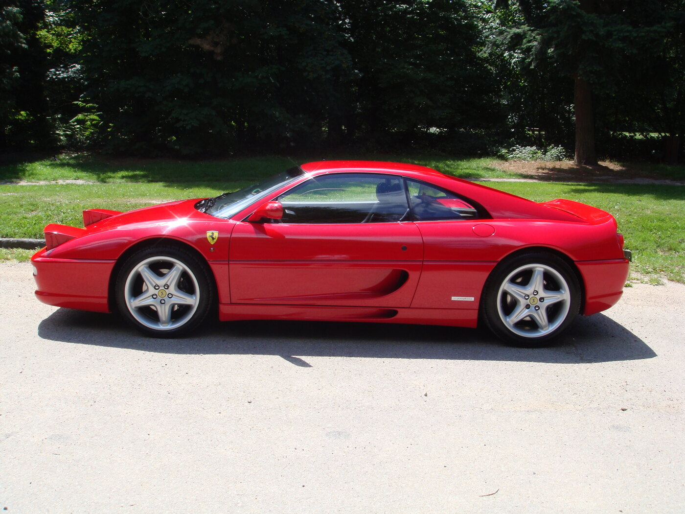 Ferrari F355 rouge de trois quarts avant