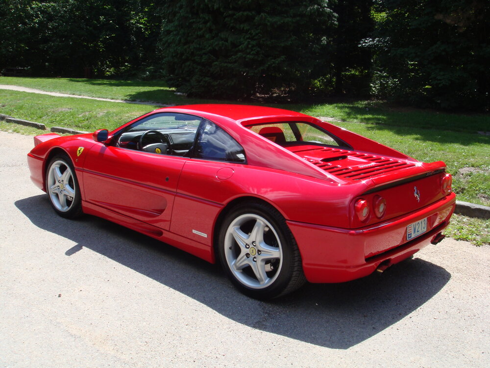 Ferrari F355 rouge de profil