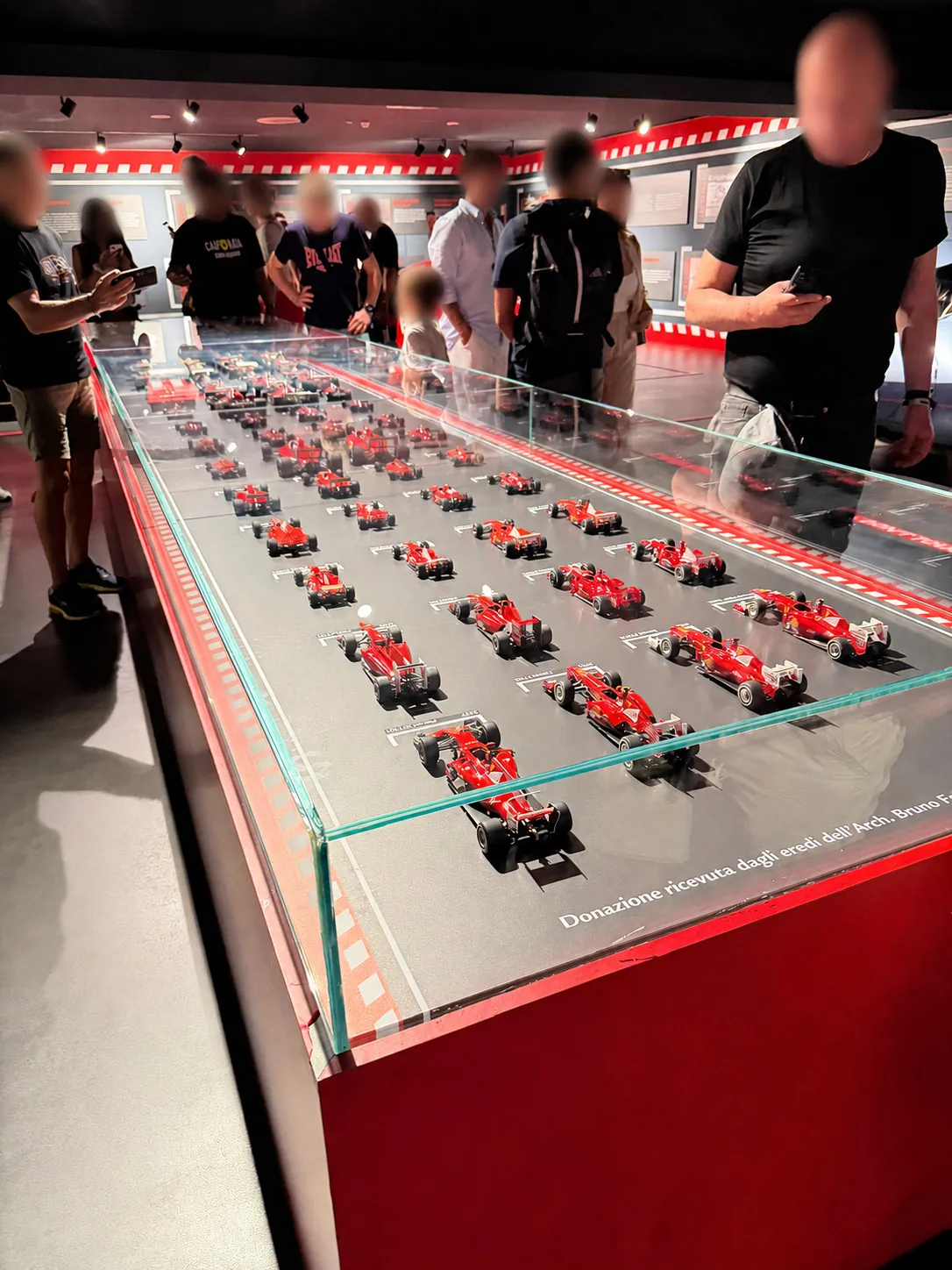 La grande table de miniatures permet de lire l’évolution des monoplaces Ferrari, des années 1950 à l’ère hybride