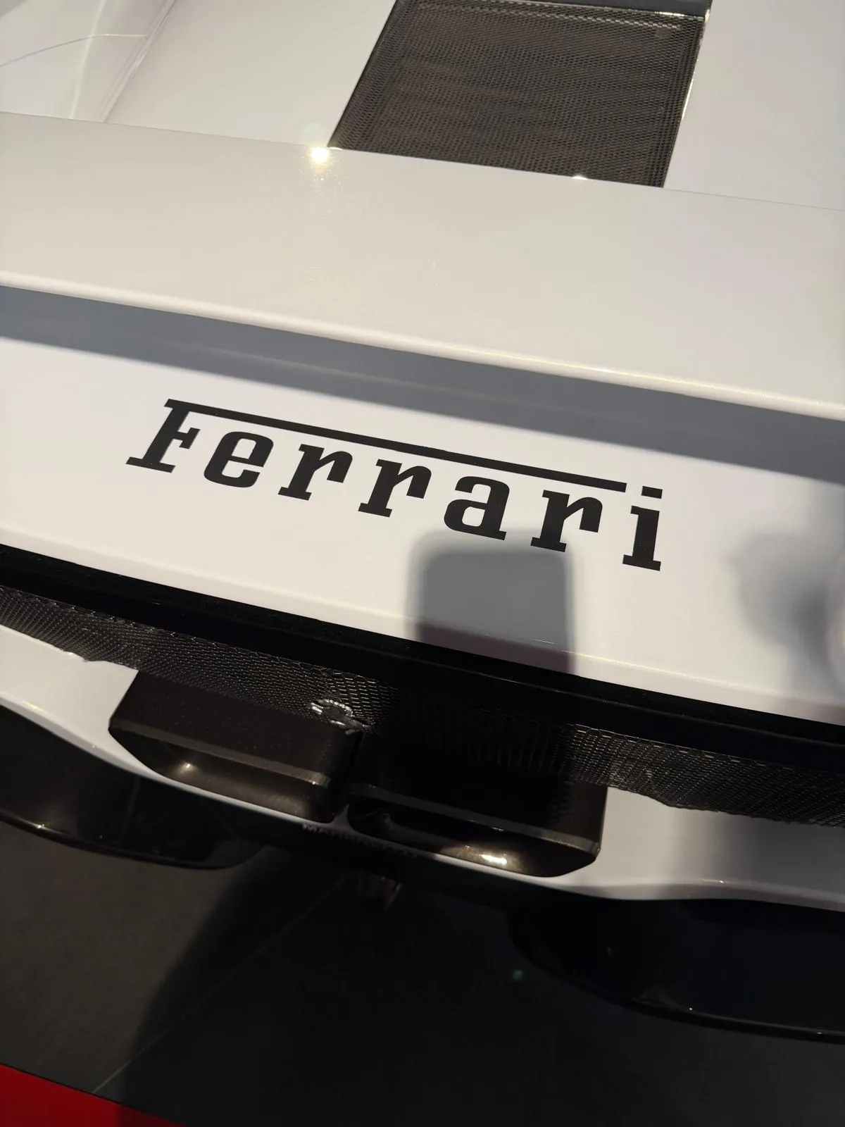 Le nom Ferrari, signature immédiatement reconnaissable d’une histoire industrielle et sportive unique