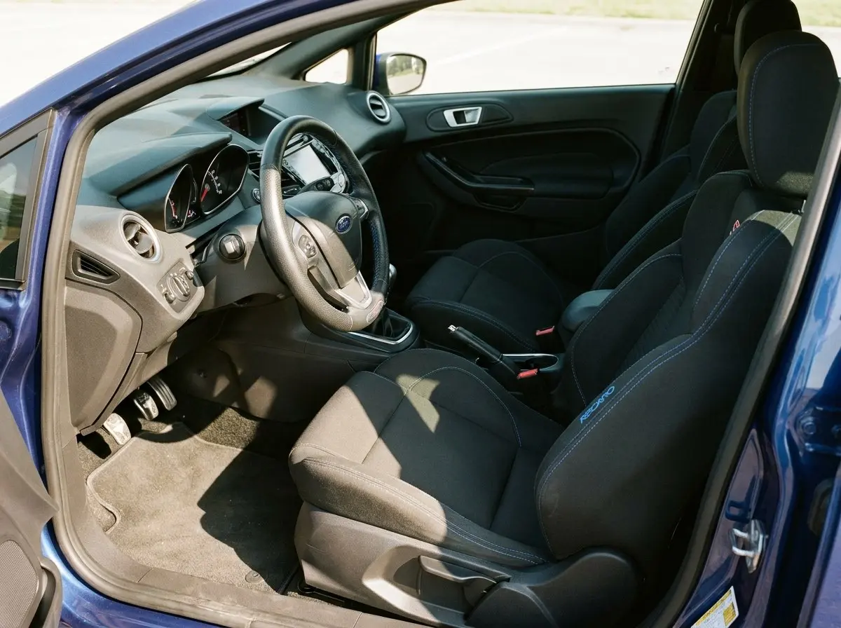 Intérieur Ford Fiesta ST : sièges Recaro à maintien marqué et volant épais