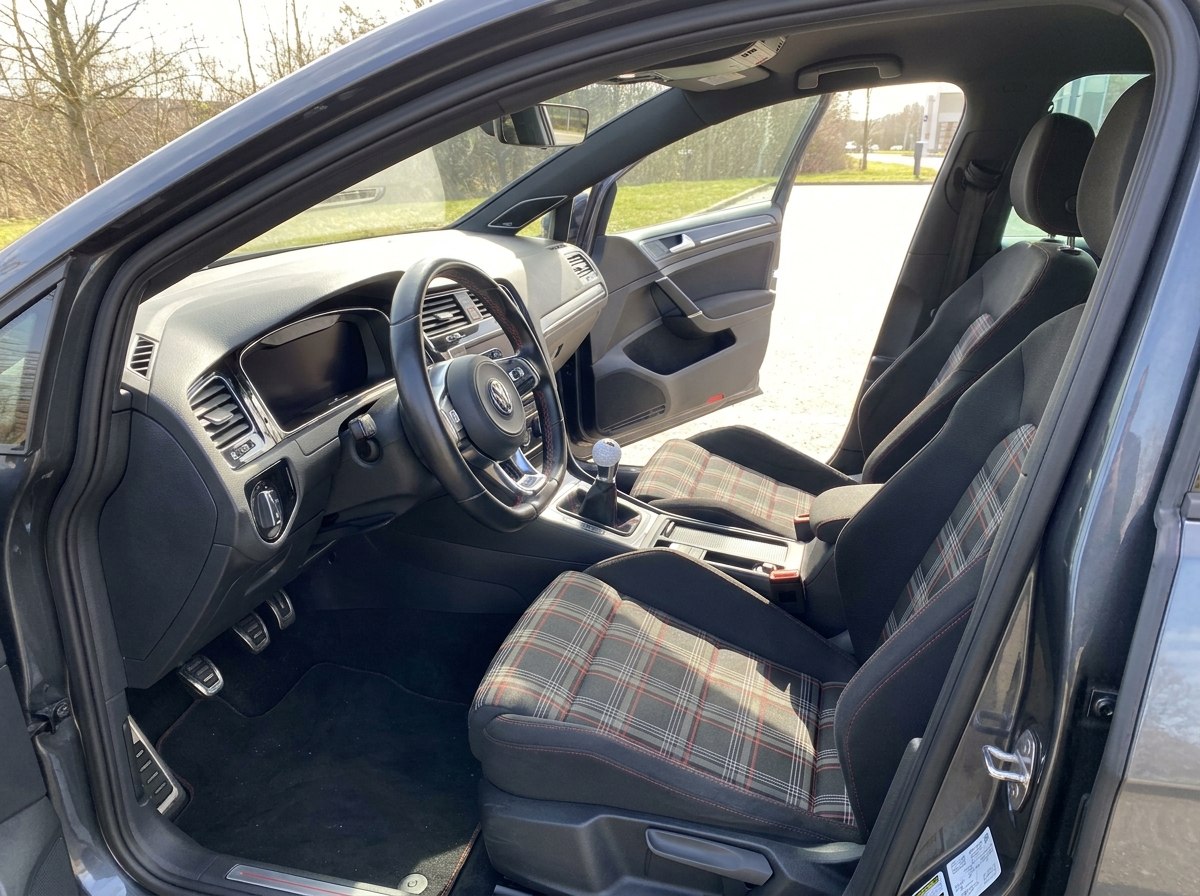 Intérieur Golf 7 GTI : sièges tissu damier Clark, volant méplat et liserés rouges