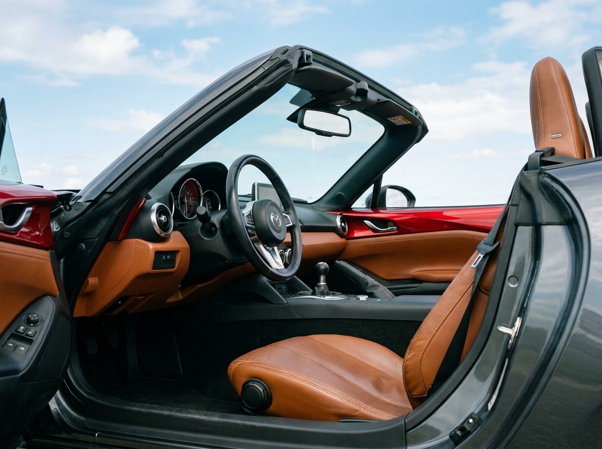 Intérieur Mazda MX-5 ND : sièges cuir, trois compteurs et petit levier de vitesses
