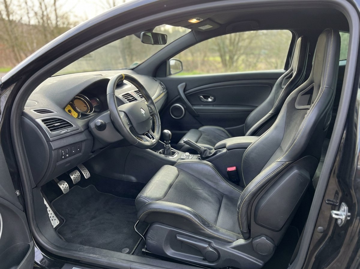 Intérieur Mégane 3 RS : sièges Recaro et surpiqûres jaunes, volant à méplat