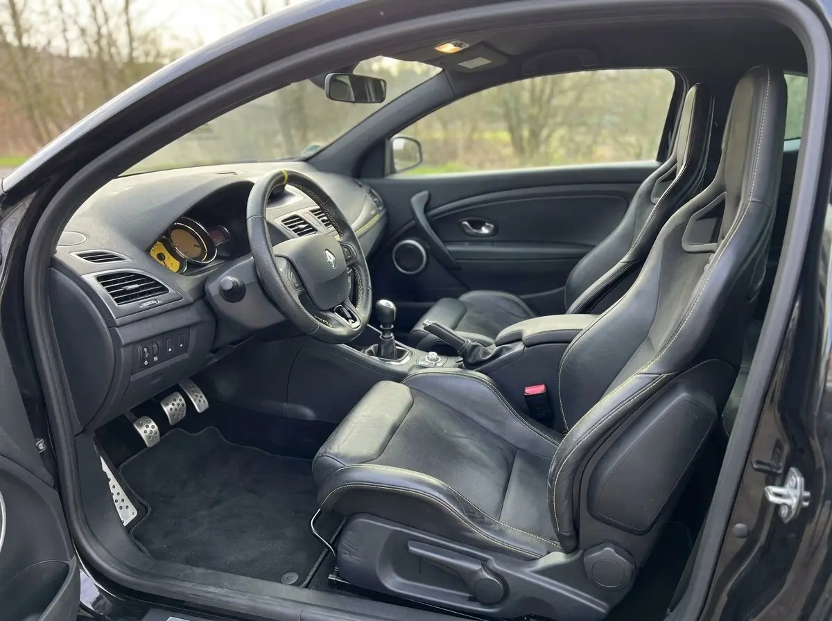 Intérieur Mégane 3 RS : sièges Recaro et surpiqûres jaunes, volant à méplat
