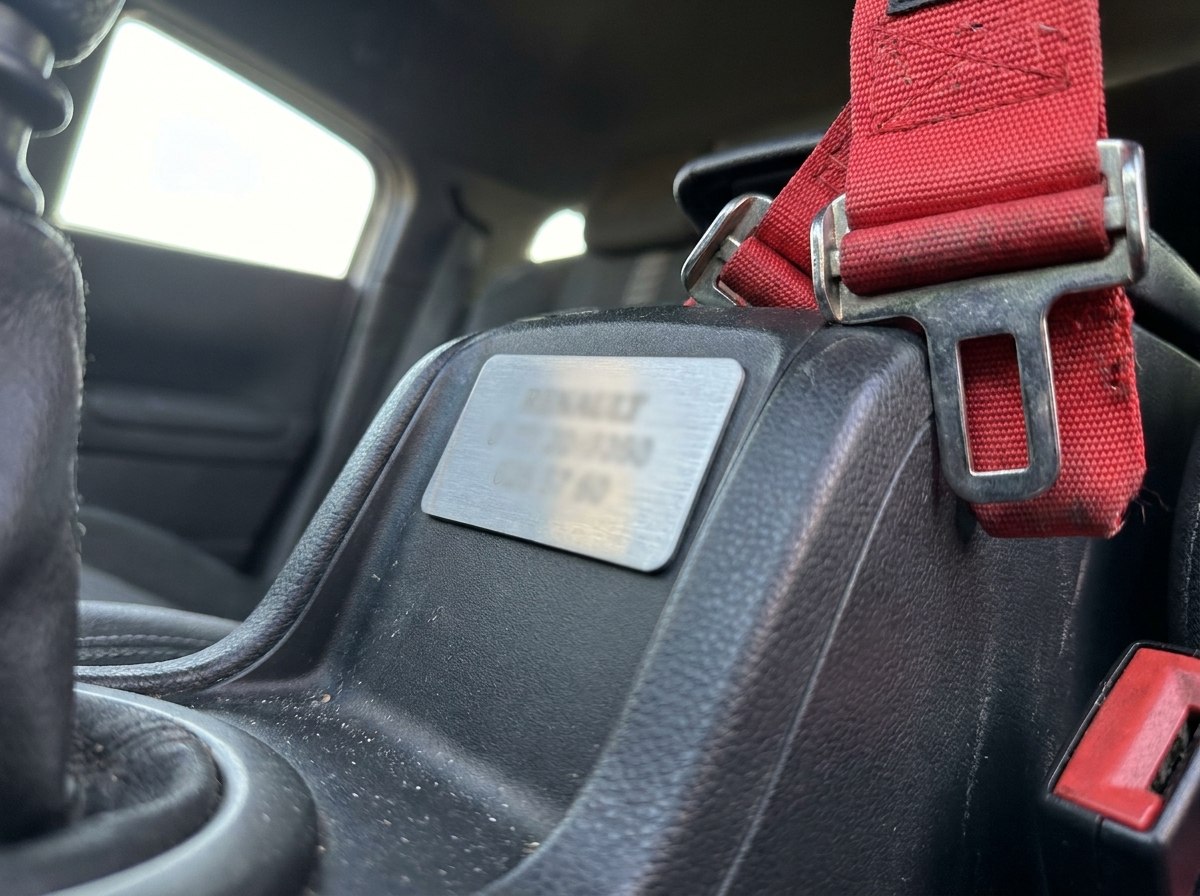 Détail Mégane R26.R : plaque numérotée sur la console centrale