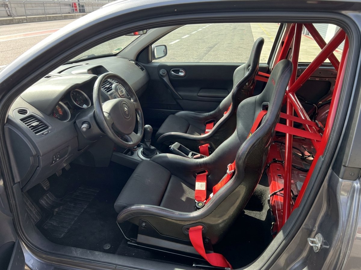 Intérieur Mégane R26.R : baquets Sabelt, harnais rouges et arceau à la place de la banquette