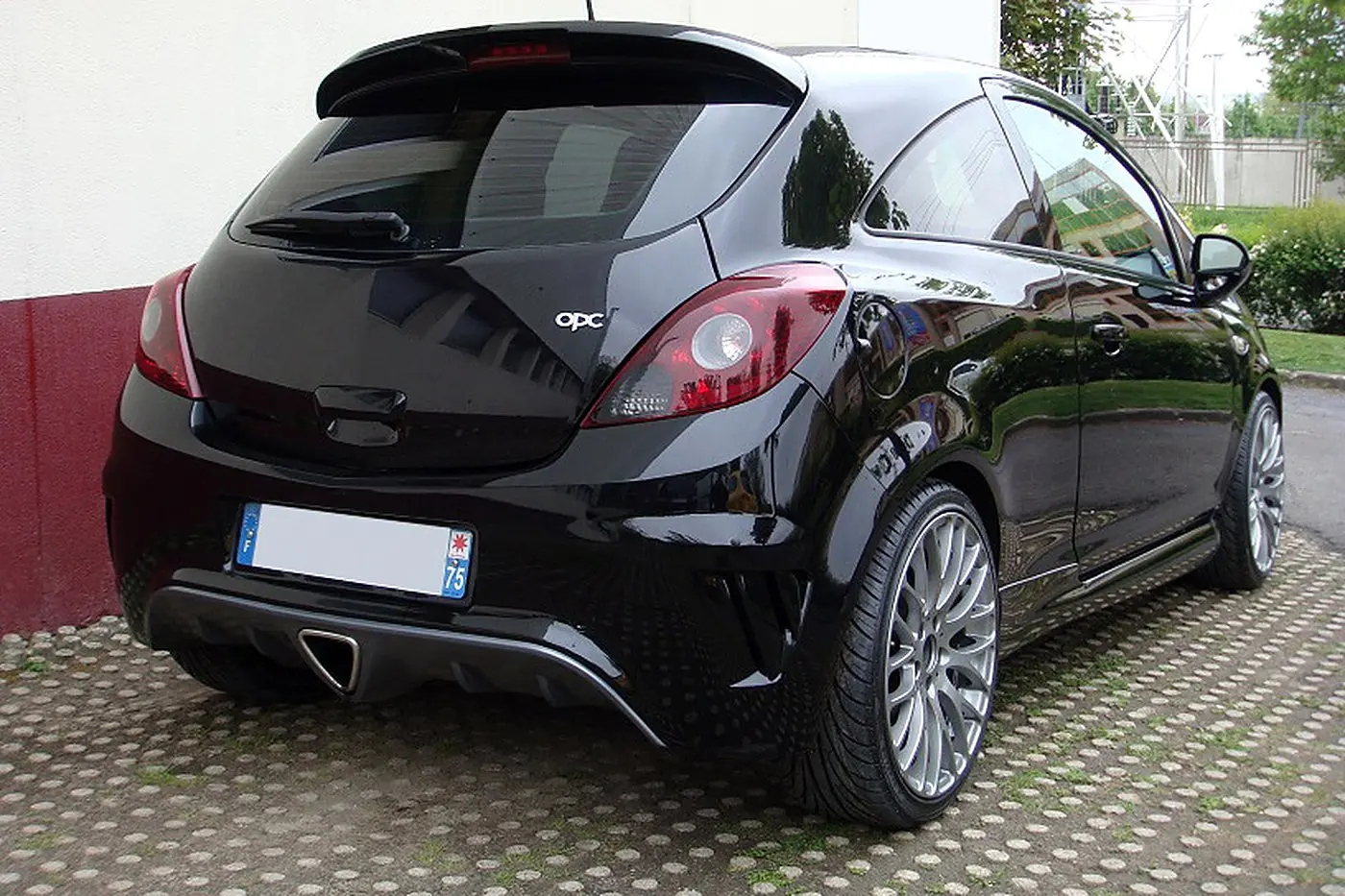 Opel Corsa OPC noire de trois quarts arrière, sortie d'échappement centrale triangulaire