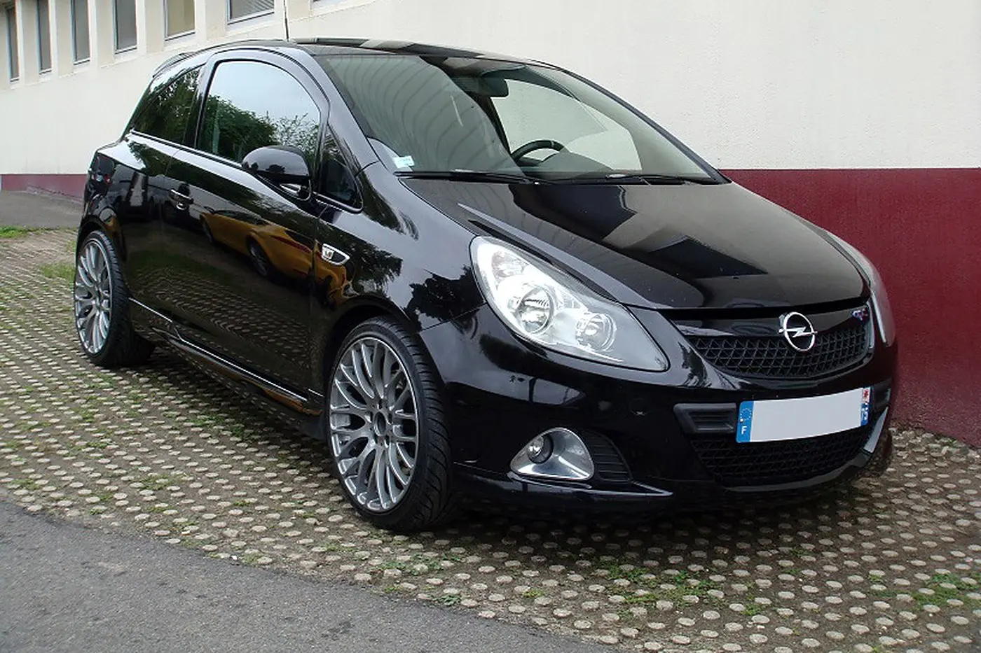 Opel Corsa OPC noire de trois quarts avant — photo réelle