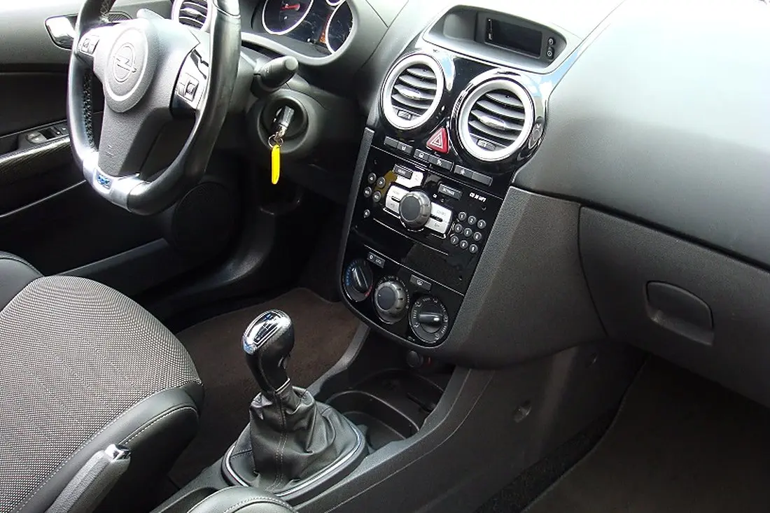 Poste de conduite Opel Corsa OPC : volant, console centrale, boîte manuelle
