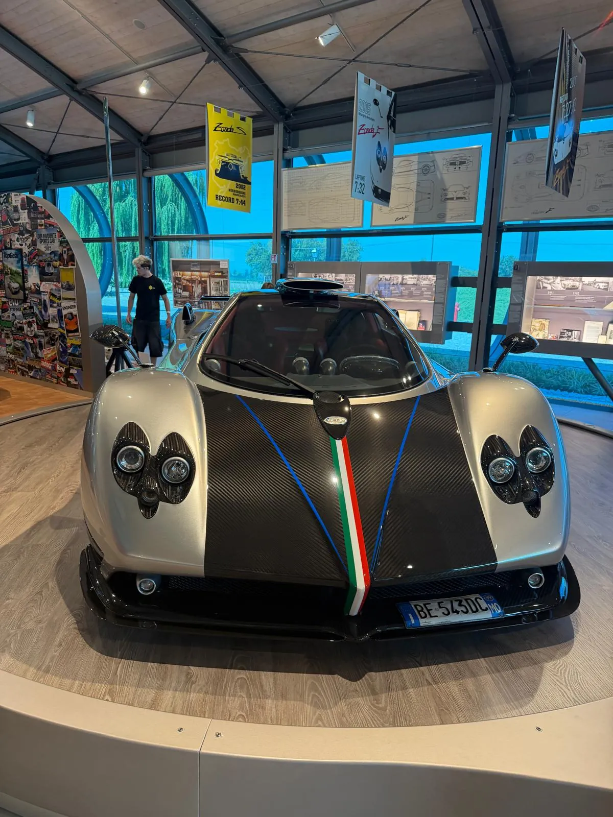 Pagani Zonda, carbone apparent et bande tricolore