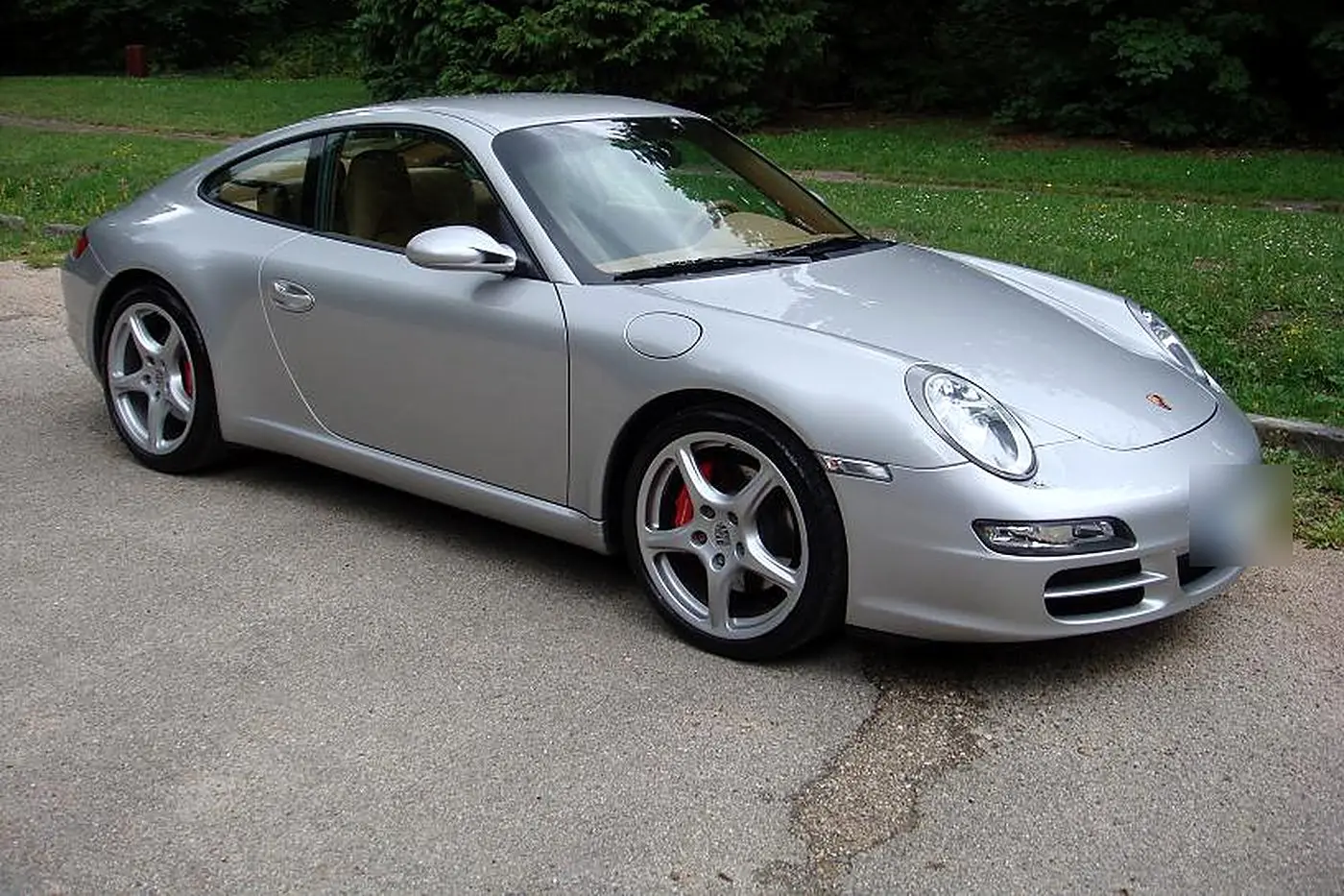Porsche 911 Carrera S 997 gris argent de trois quarts avant — photo réelle