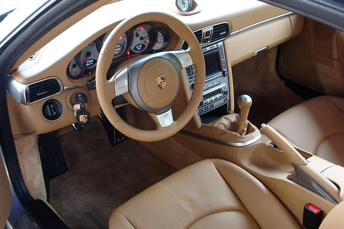 Poste de conduite Porsche 997 Carrera S : volant, compteurs, cuir beige