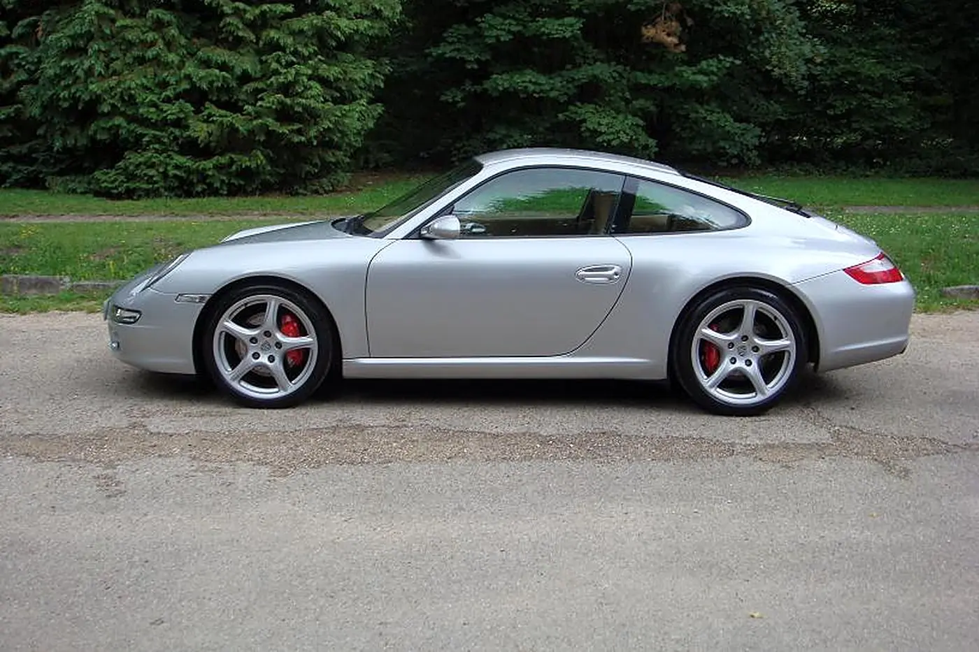 Porsche 911 Carrera S 997 gris argent de profil, étriers de frein rouges