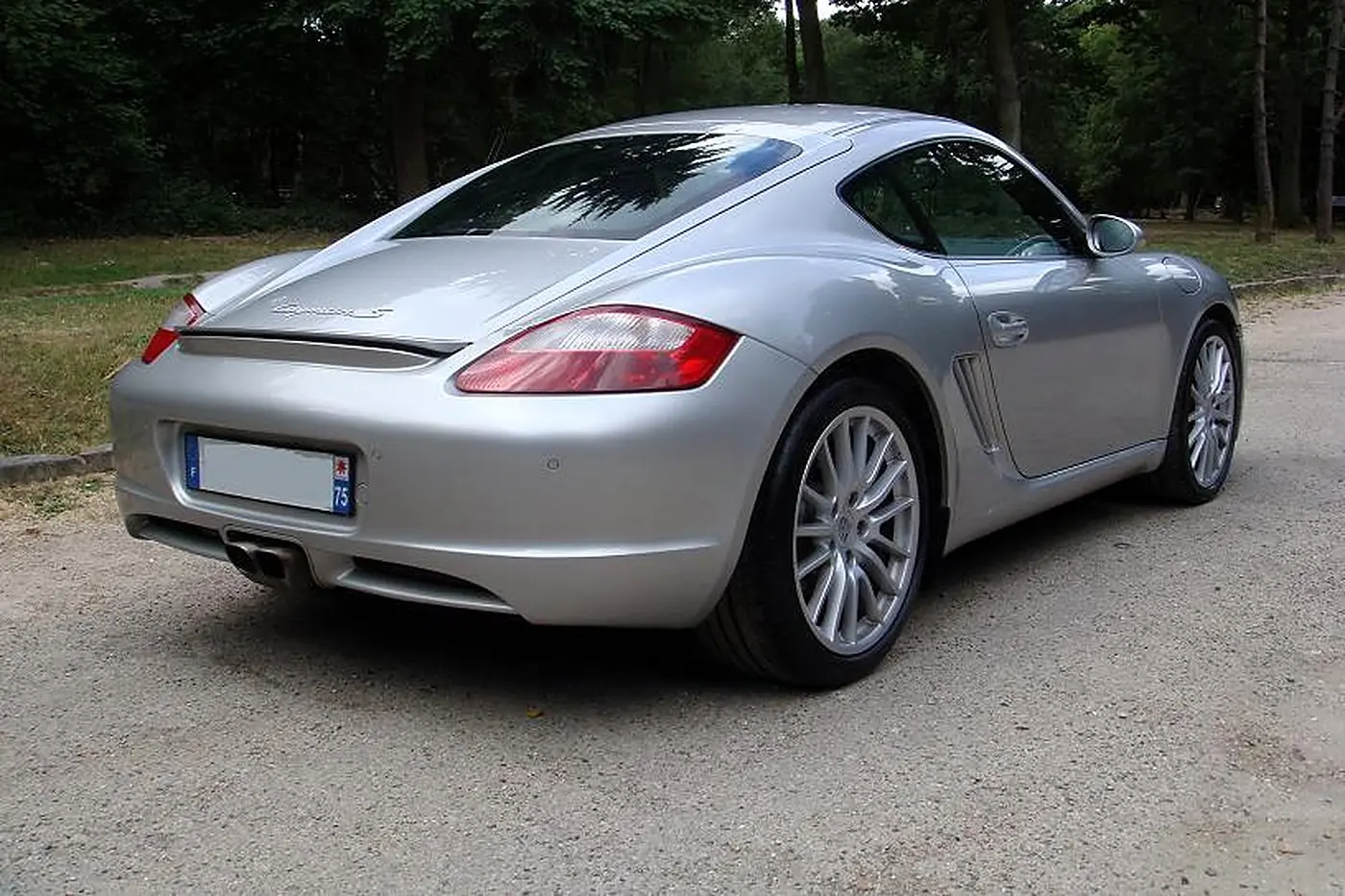 Porsche Cayman S 987 gris argent de trois quarts arrière, hayon et becquet