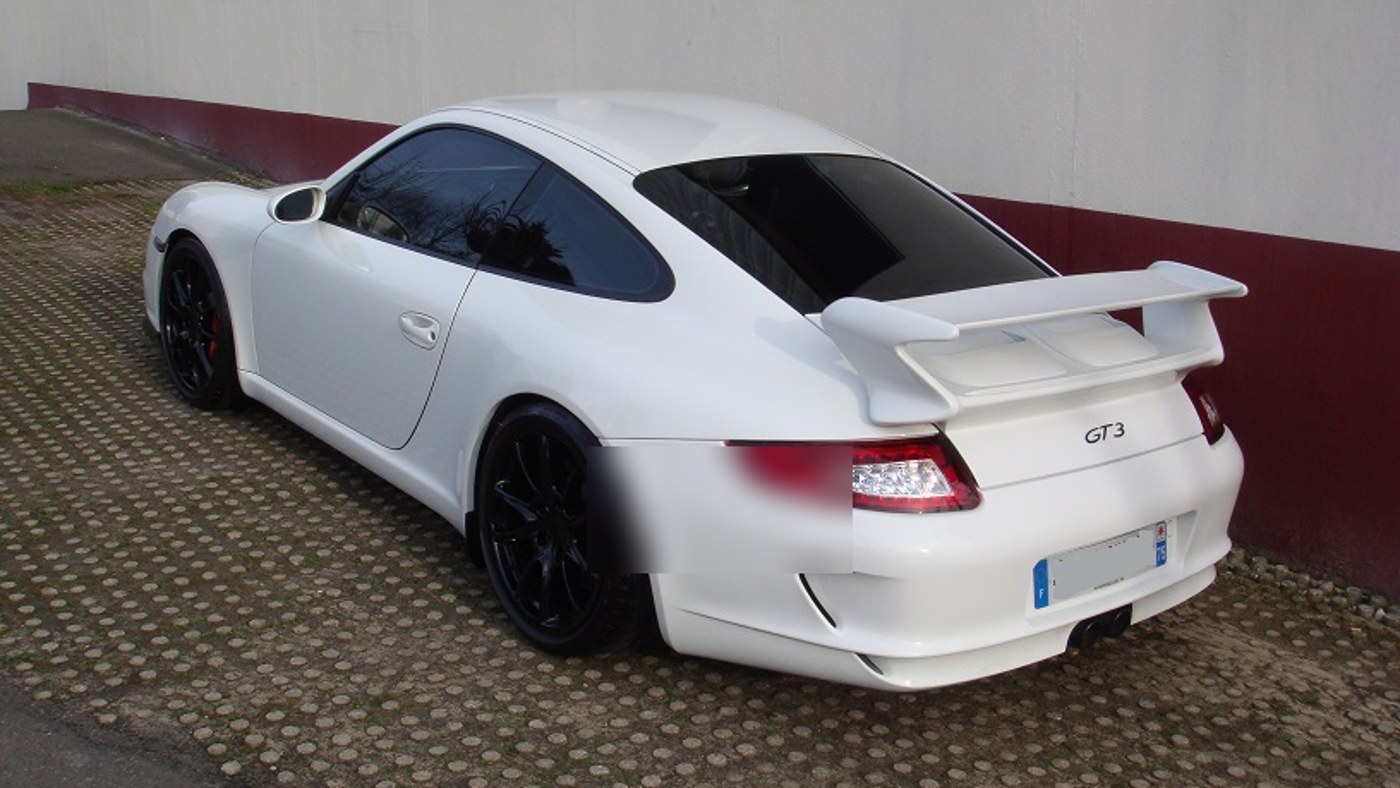 Porsche 911 GT3 997 blanche en sortie de stands