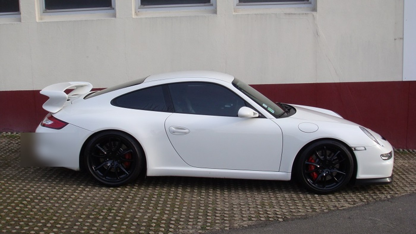 Porsche 911 GT3 997 blanche de profil : silhouette tendue et aileron fixe