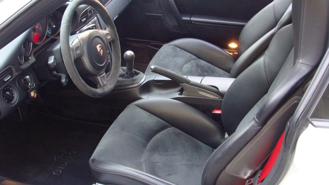 Intérieur Porsche 911 GT3 997 : baquets, compte-tours central et pommeau court en alcantara