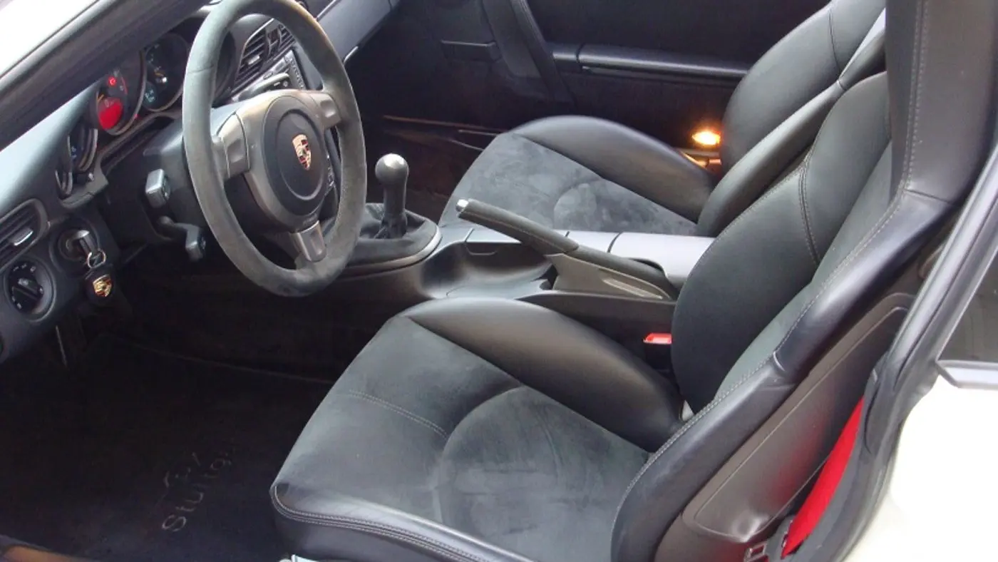 Intérieur Porsche 911 GT3 997 : baquets, compte-tours central et pommeau court en alcantara