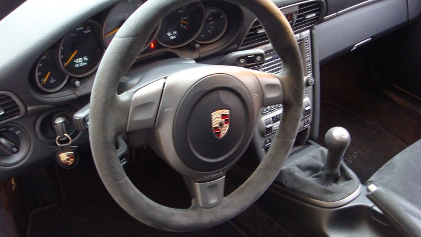 Poste de conduite de la Porsche 911 GT3 997 : volant, compteurs et pommeau court