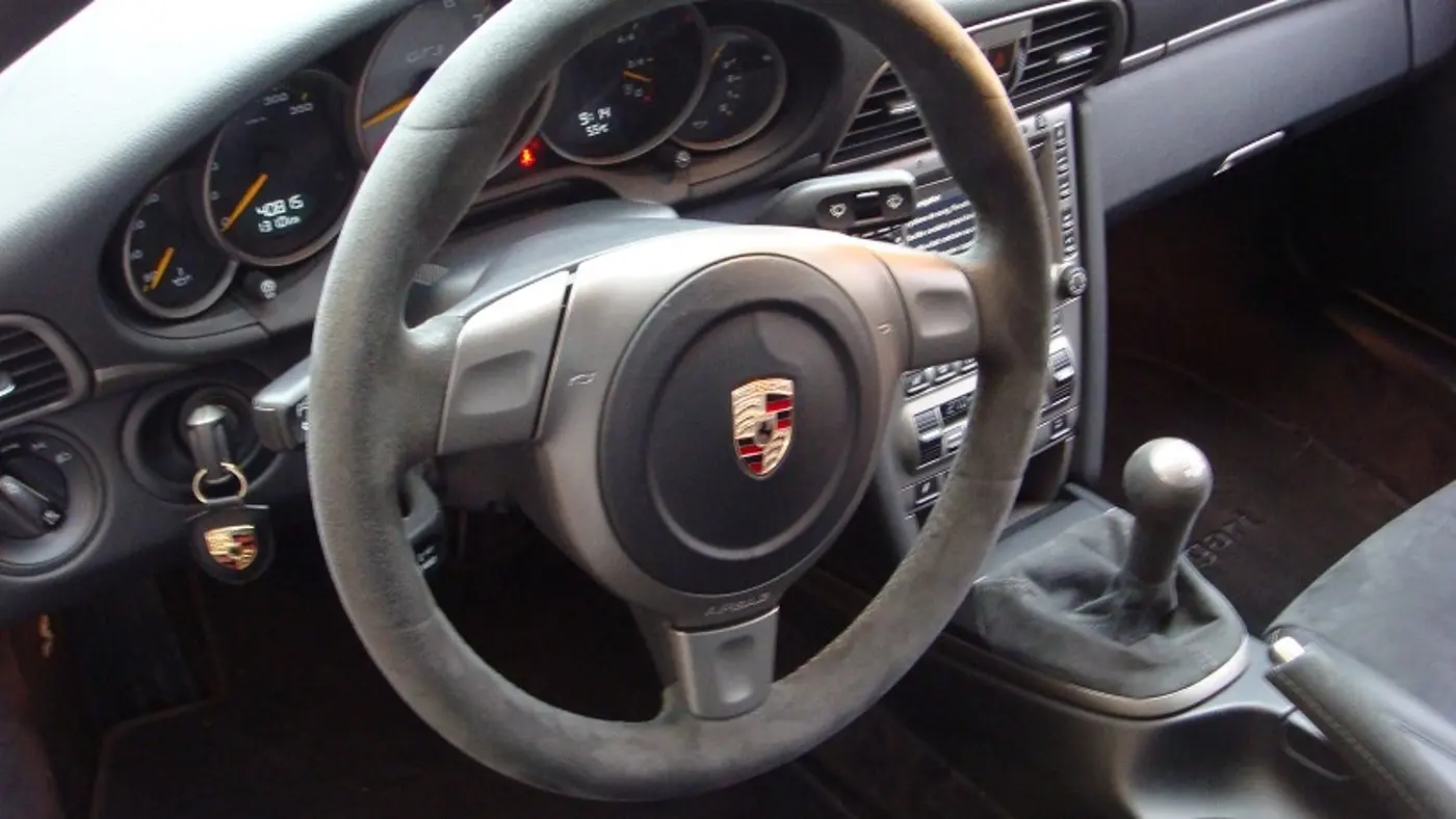 Poste de conduite de la Porsche 911 GT3 997 : volant, compteurs et pommeau court