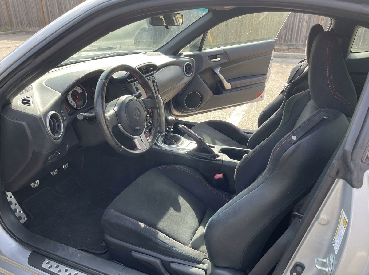 Intérieur Toyota GT86 : baquets semi-cuir, volant compact et compte-tours central