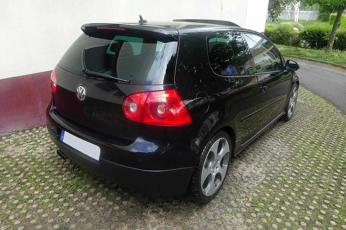 Volkswagen Golf V GTI noire de trois quarts arrière, double sortie d'échappement
