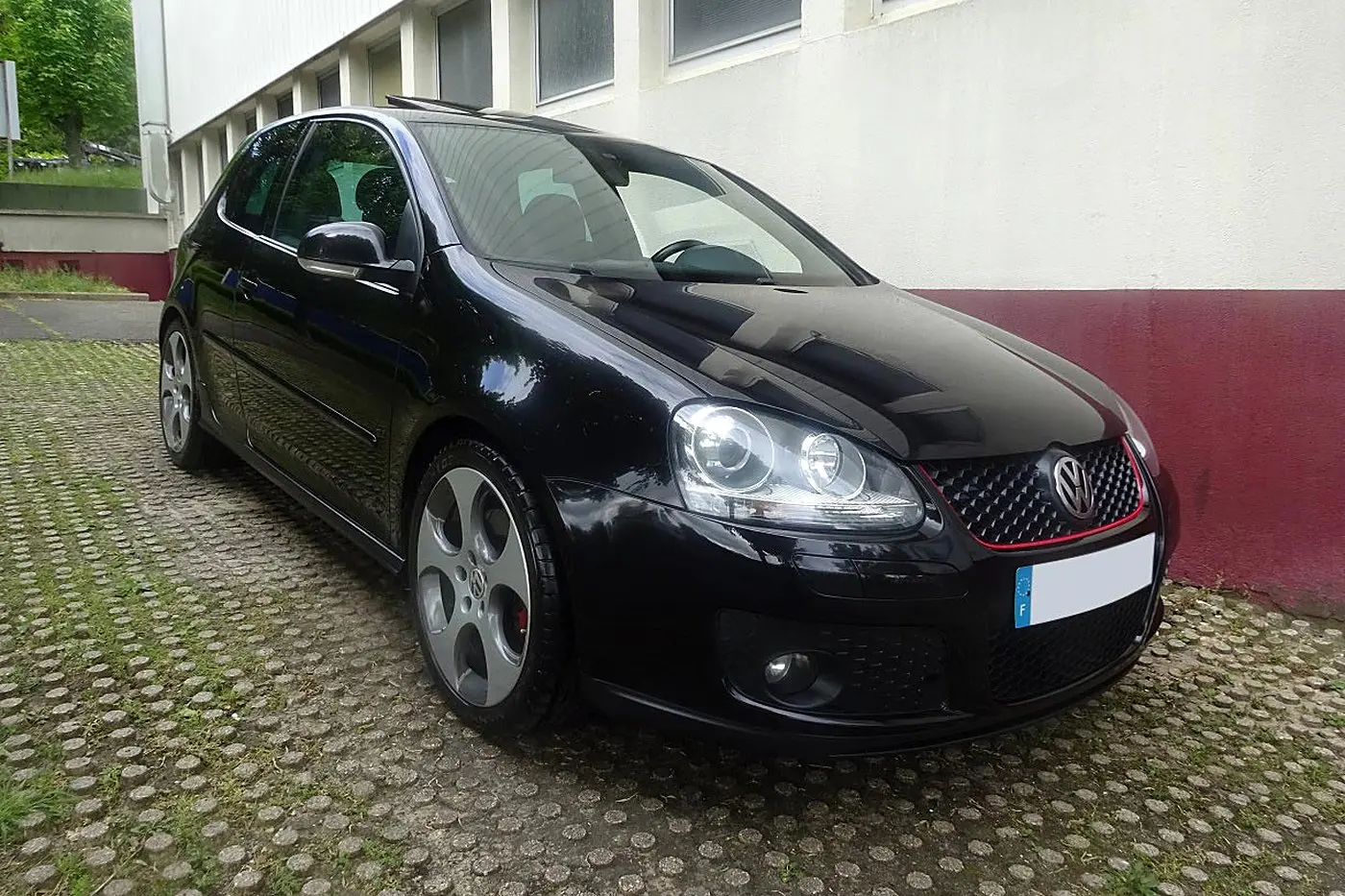 Volkswagen Golf V GTI noire de trois quarts avant — photo réelle