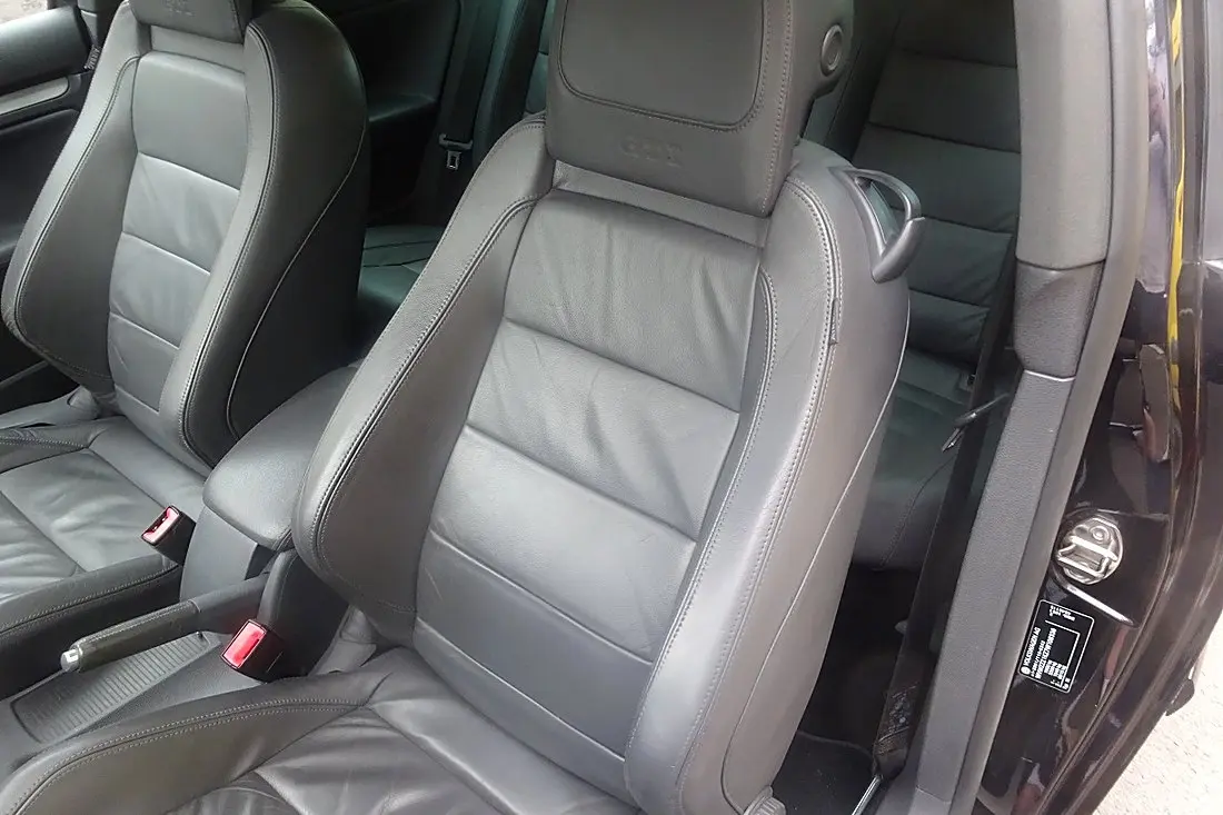 Sièges sport cuir d'une Volkswagen Golf V GTI