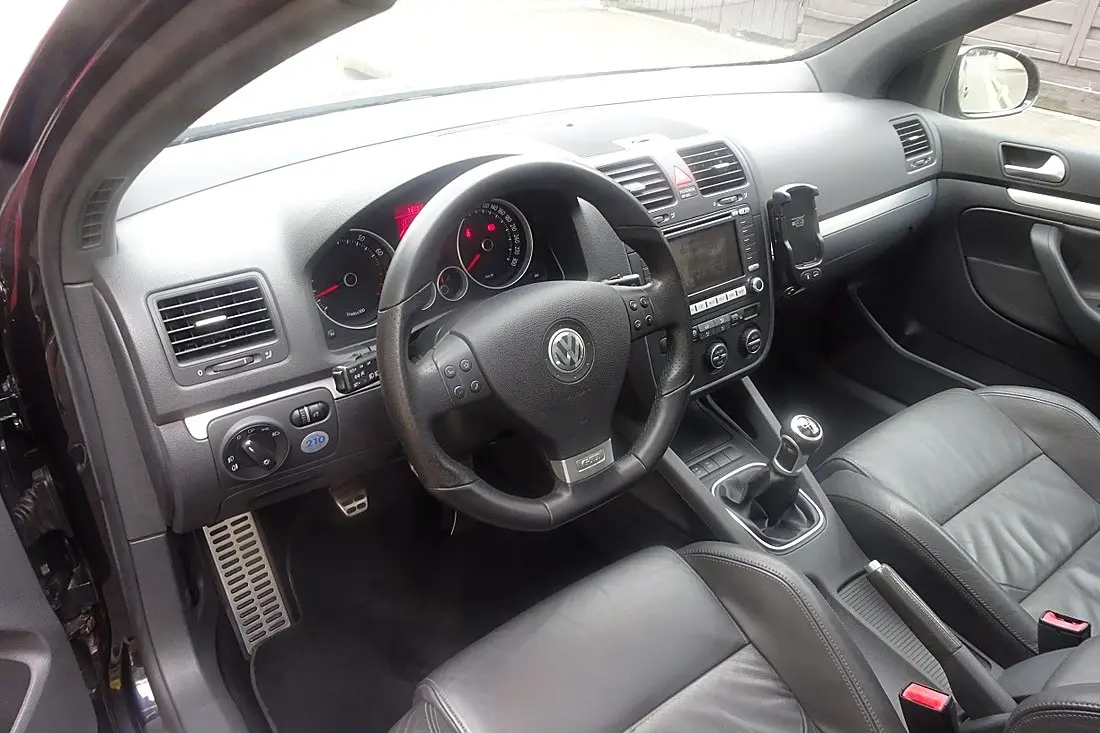 Poste de conduite Volkswagen Golf V GTI : volant GTI, compteurs, boîte manuelle